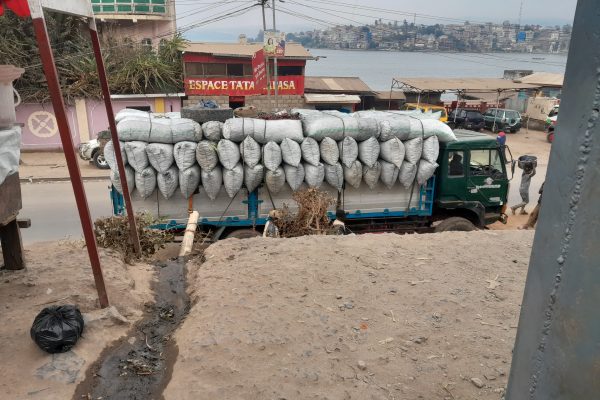 de cargaisons des braises en provenance de kalehe vers la ville de Bukavu/ Photo Mkulima